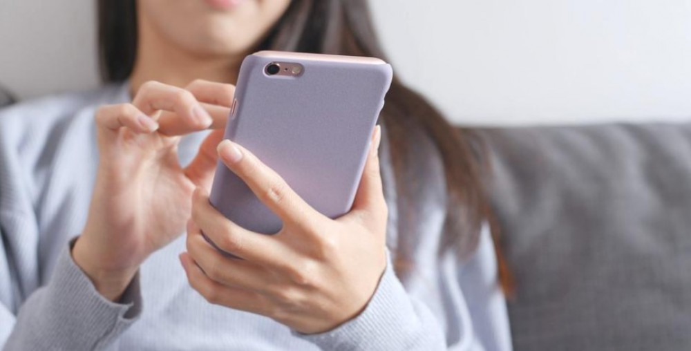 Și-a înjunghiat soțul din cauza pozelor cu o femeie pe care acesta le avea în telefon. Era chiar ea, mai tânără